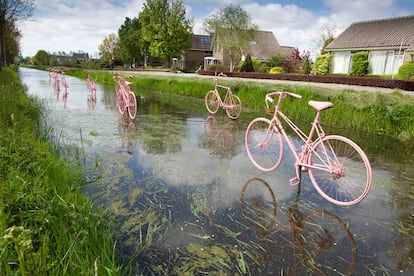 La localidad holandesa de Schalkwijk celebró el pasado día 4 de mayo la llegada del Giro de Italia por su territorio con una fuente realizada con bicicletas rosas.