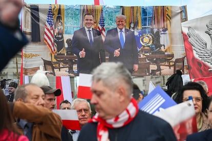 Simpatizantes de Karol Nawrocki sostienen una pancarta con la foto del candidato con Trump, este jueves en Katowice.