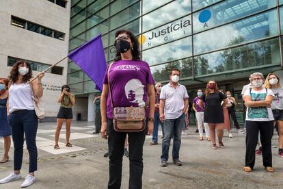 Protesta feminista ante la Ciudad de la Justicia de Valencia, coincidiendo con el primero de los juicios de faltas durante la huelga del 8M.