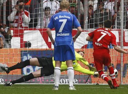 Instante en el que Ribery supera el portero del Bochum.