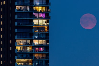 La superluna este lunes en la ciudad Eindhoven, Países Bajos.  