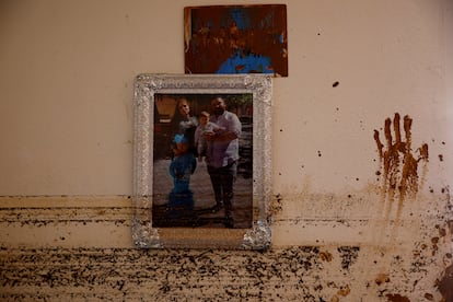 Una pared con marcas del nivel de agua y barro en una casa de   Massanassa.