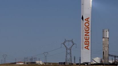 Planta solar de la empresa Abengoa, en la localidad sevillana de Sanlúcar la Mayor.