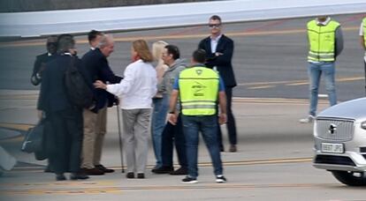 El fotograma muestra el momento en el que el rey emérito echa pie a tierra en el aeropuerto de Vigo, el jueves.