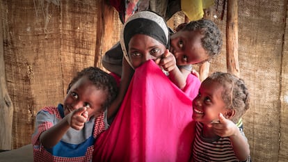 Khadija Musa posa con sus hijos en casa, en Sudán, en octubre de 2022.