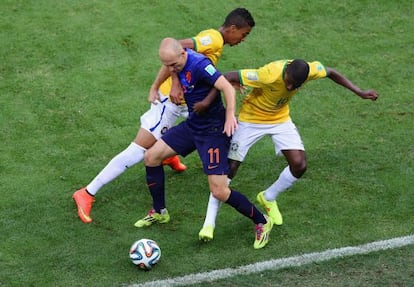 Arjen Robben, ante Ramires y Luiz Gustavo.