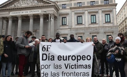 Varias personas se concentran frente al Congreso en un acto en memoria de las víctimas de la frontera del Tarajal. 