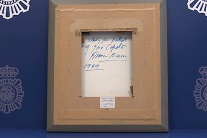Reverso del óleo de Bacon recuperado, con la firma del artista.
