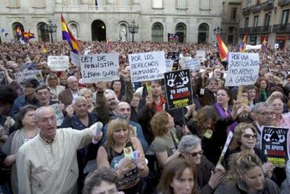 Unas 5.000 personas llenaron ayer la plaza de Sant Jaume, en Barcelona, por la causa abierta contra Garzón.