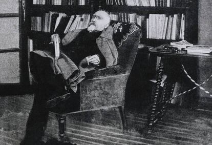 Echegaray sentado en una biblioteca en una imagen sin datar. 