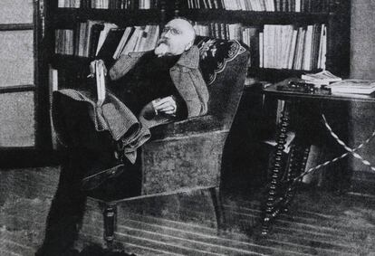 Echegaray sentado en una biblioteca en una imagen sin datar.