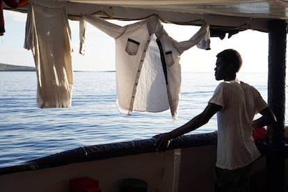 Um migrante, neste domingo, no navio 'Open Arms'.