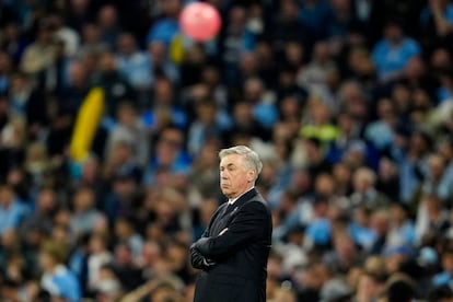 Carlo Ancelotti durante el partido entre el Manchester City y el Real Madrid en el Etihad Stadium, este martes.