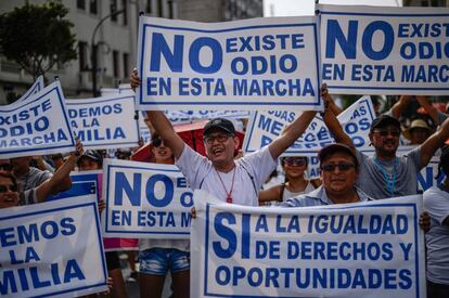 Protesta contra la propuesta del Gobierno peruano de enseñar igualdad de género en las escuelas.