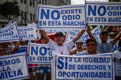 Protesta contra la propuesta del Gobierno peruano de ense&ntilde;ar igualdad de g&eacute;nero en las escuelas.