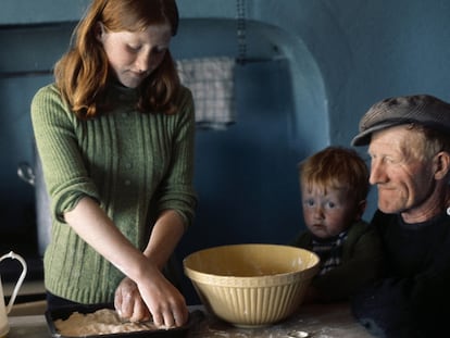 Una joven cocina pan de soda irlandés
en 1974.