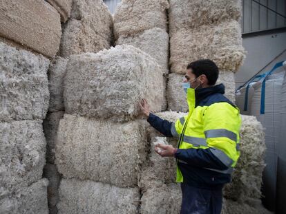 Un trabajador en la planta de reciclaje de plásticos de Valtalia en O Carballiño (Ourense).