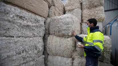 Un trabajador en la planta de reciclaje de plásticos de Valtalia en O Carballiño (Ourense).