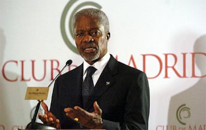 El secretario general de la ONU, Kofi Annan, durante la rueda de prensa de clausura de la cumbre de Madrid.