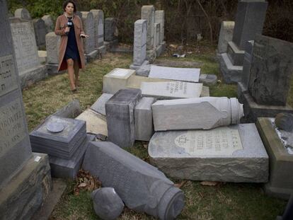 Lápidas vandalizadas en el cementerio Mount Carmel de Filadelfia.