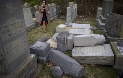 L&aacute;pidas vandalizadas el domingo en el cementerio Mount Carmel de Filadelfia.