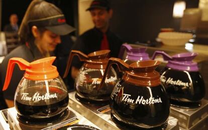 Empleados de Tim Hortons preparando café