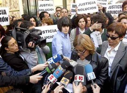 Ana García, representante de UGT, lee un comunicado para explicar por qué no acudió a la reunión de ayer.