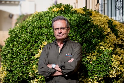 Rafael Matesanz, exdirector y creador de la Organización Nacional de Trasplantes (ONT), en el jardín de su casa en Empuriabrava (Girona).