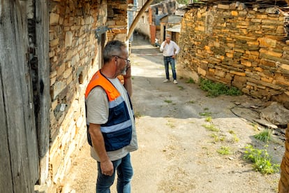 Enrique Álvarez, alcalde de Vilamartín de Valdeorras (donde se incluye la aldea de San Vicente de Leira), y Aurentino Alonso, regidor de O Barco de Valdeorras.
