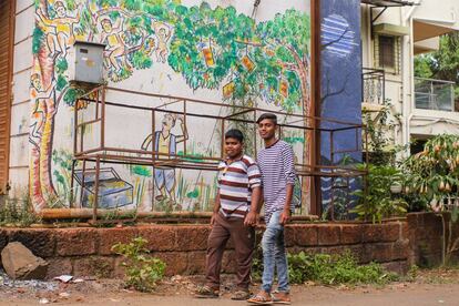 Como frutas, decenas de libros cuelgan de las ramas de un árbol dibujado en una tapia. Medio centenar de artistas de Bombay pintaron las fachadas de los espacios reconvertidos en bibliotecas.