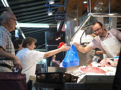 Pensionistas haciendo la compra en un mercado de Madrid