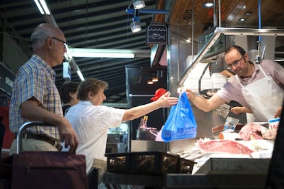 Pensionistas haciendo la compra en un mercado de Madrid