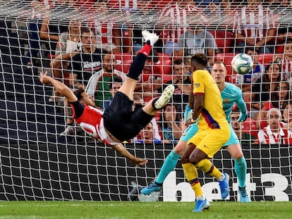 Aduriz marca de chilena ante el Barça el pasado agosto en San Mamés.