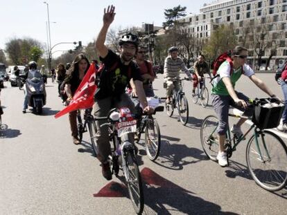 Grupos de piquetes en bicicleta que recorren el centro de Madrid.