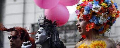 Unos travestís desfilan durante la XV marcha del orgullo lésbico gay trans bisexual para reclamar "igualdad de derechos" y la "legalización del matrimonio homosexual"