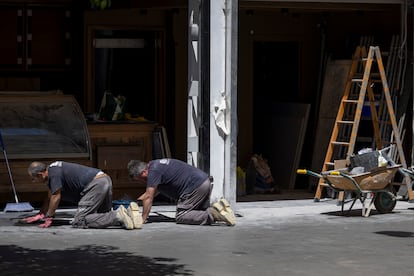 Dos trabajadores en una obra en Sevilla.