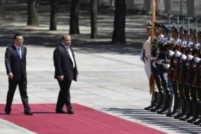 El primer ministro de Pakistán, Muhammad Nawaz Sharif (c), y su homólogo chino, Li Keqiang (i), revisan la guardia de honor a su llegada hoy, viernes 5 de julio de 2013, al Gran Salón del Pueblo, en Pekín (China), como parte de su viaje en busca de mayor cooperación.