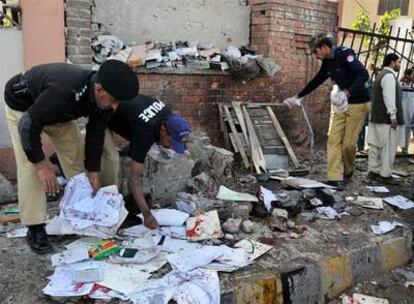 La policía pakistaní inspecciona el lugar del atentado.