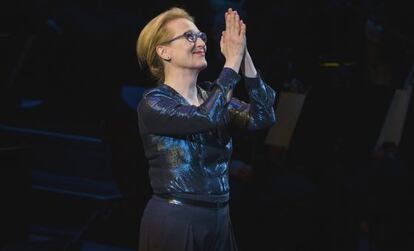 Meryl Streep gesticula encima de un escenario neoyorquino.