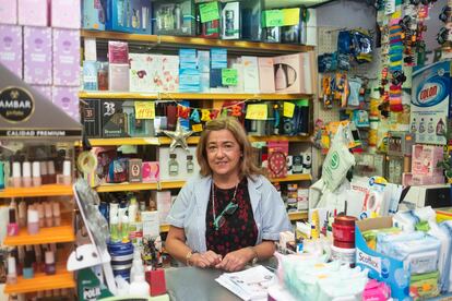 Isabel López (61 años) en su tienda del mercado de Villaverde Alto.