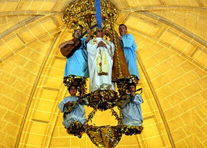 Un ensayo de <b>'La prueba del Ángel</b><i>' </i>en la última representación del <i>Misterio de Elche.</i>