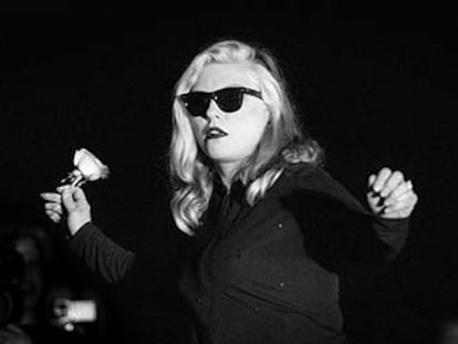 Debbie Harry, cantante de Blondie, durante una actuación en el Palau Sant Jordi de Barcelona en 1999.