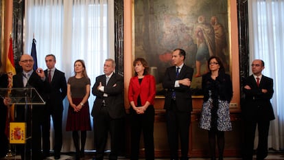 Acto de posesión de altos cargos del equipo del Ministerio de Hacienda en enero de 2012, donde aparecen cuatro de los imputados en el caso: el exministro Cristóbal Montoro (izquierda); a su lado, el entonces secretario de Estado de Hacienda, Miguel Ferre; en el centro, de rojo, Pilar Platero, subsecretaria de Hacienda; y el último a la derecha, Felipe Martínez Rico, director de Gabinete del ministro.