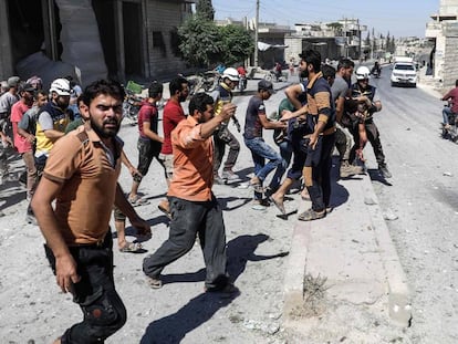 Civiles y miembros de la Defensa Civil Siria trasladan un cuerpo en la provincia de Idlib.