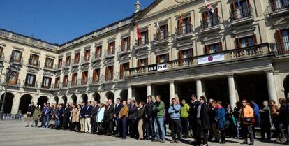 Concentración silenciosa de condena del crimen machista celebrada este martes en Vitoria. 