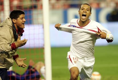 Luis Fabiano fichó en el verano de 2005 por el Sevilla después de no triunfar en el Oporto por 1,2 millones de euros. 'O Fabuloso' formó una delantera mágica con Kanouté, ganando dos Copas de la UEFA, dos Copas del Rey, una Supercopa de España y otra de Europa. El Sevilla lo vendió al Sao Paulo en marzo de 2011 por 7 millones de euros.