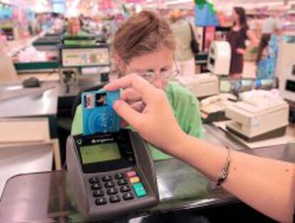 Pago con tarjeta en un hipermercado