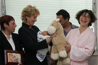 Aguirre (segunda por la izquierda) sostiene a Yllari, la nacida número 600.000 en La Paz. A la izquierda, María Paz Sánchez, y la derecha los padres de Yllari.