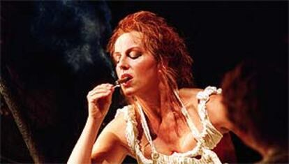 Anne Sofie von Otter fuma un puro que ha desatado la polémica en <b></b><i>Carmen</i>.