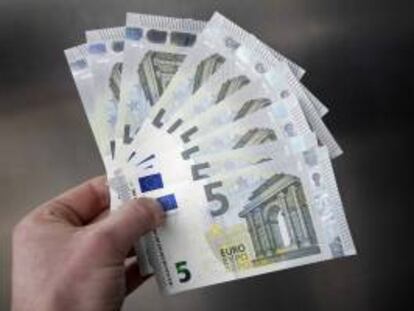 Imagen de billetes de cinco euros. EFE/Archivo